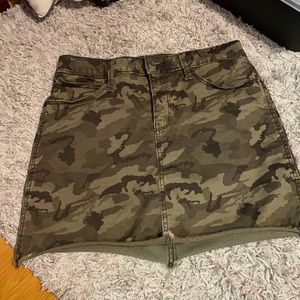 Stretchy camo skirt